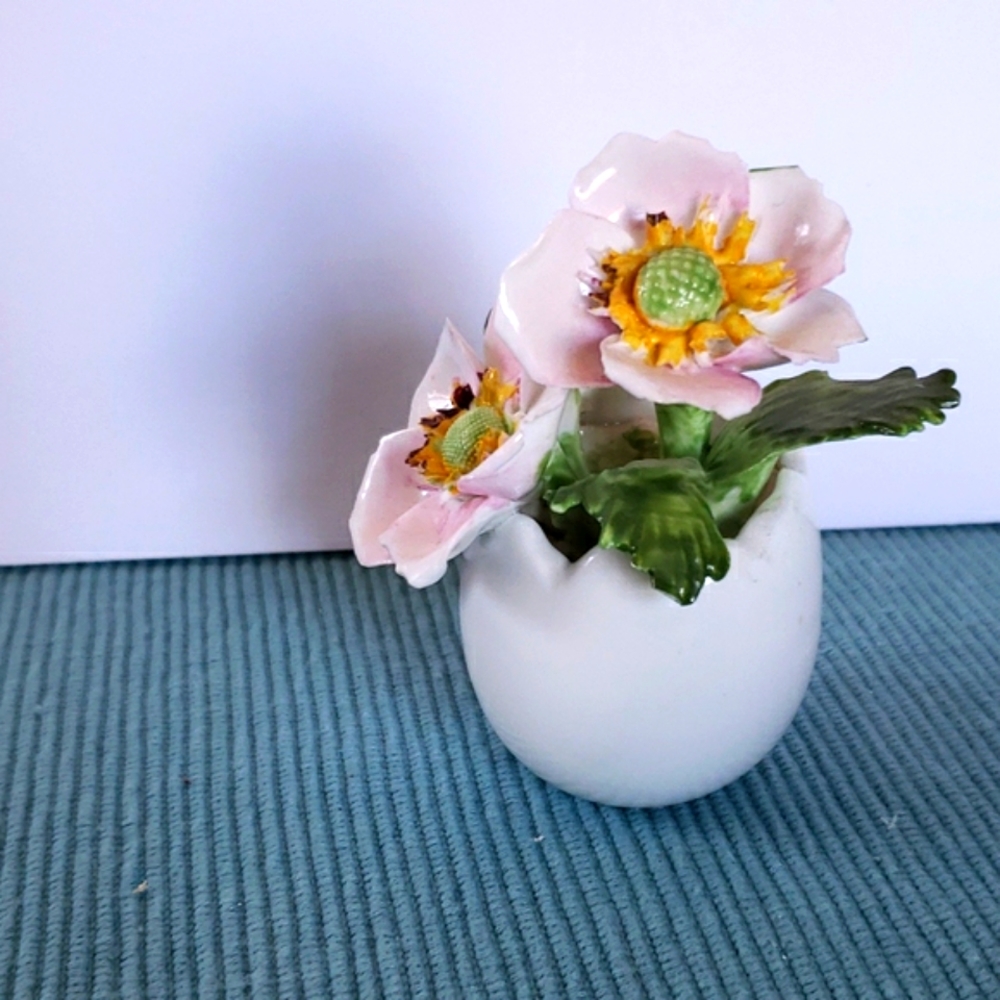 RADNOR Stafforshire English Bone China ceramic eggshell with capadimonte flowers